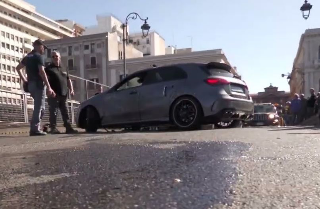 Due bambini investiti da un’auto pirata. All’Aquila è allarme per le strade pericolose
